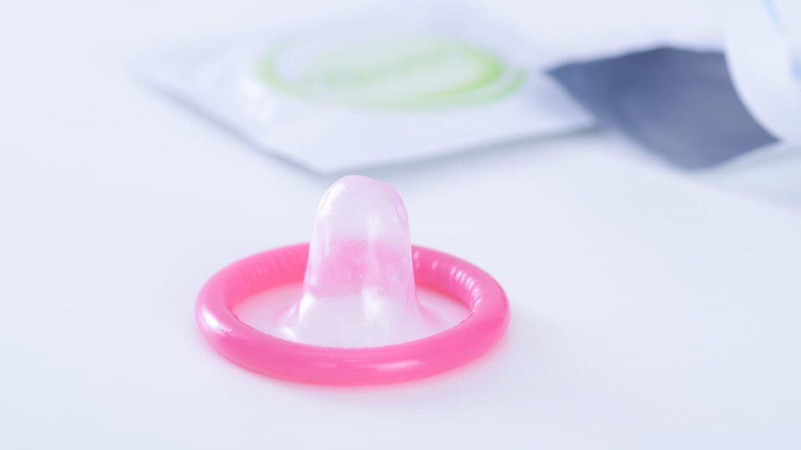 包茎でも安心！コンドームの付け方と性行為を楽しむコツについて解説